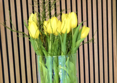Gelbe Tulpen im Glasvase dekorativ