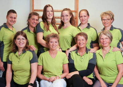 Teamfoto Praxispersonal in grünen Shirts